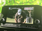 テレビ番組を画面で楽しめる装備で、停車中の休憩時間にも活用いただけます。番組情報も表示され、見たい内容を確かめやすい画面構成です。お出かけ先での待ち時間にも便利です。