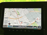 現在地周辺の道路や施設を地図上で確認でき、目的地までの道順を把握する際に便利です。画面下には現在地情報なども表示され、行き先を確認しながら移動の計画を立てられます。