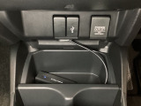 アクセサリーソケットはUSBのアダプターなどをつければ、スマホの充電にも使えます。横にはナビゲーション用の外部入力可能なUSB端子がついており、周辺には物が置けるボックスがついています。