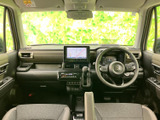大きな窓から光が入り、運転席まわりまで明るく感じられる室内です。前席はゆったり座れる形状で、視界も広々。ナビ画面や各操作部が見渡しやすく、毎日の移動を快適に支えます。