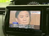 テレビ映像を画面で楽しめる装備です。お出かけ先などで車を停車している間に、ニュースや番組を視聴でき、待ち時間を過ごす際にも活用いただけます。