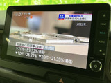 地図情報が画面いっぱいに表示され、現在地や周辺の道路を把握しやすいナビ画面です。タッチ操作に加えて周囲のボタンも見やすくまとまり、目的地を確認しながら使いやすい装備です。