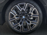 BMW純正アルミホイール。洗練されたデザインで、足元の個性を引き立てます。