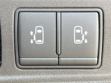 【両側パワースライドドア】スマートキーや運転席のスイッチで後席両側スライドドアの開閉が可能♪電動だから力を入れてドアを開ける必要が無く、小さなお子様でも簡単に開け閉めでき快適です♪