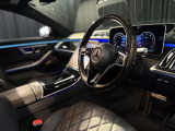 luxuryを感じるデジタルコックピット、上質素材が織りなす空間。利便性と高性能が融合した、この洗練された室内で、日常から非日常まで快適なドライブを。