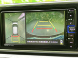 車両周辺を複数の視点から画面で確認でき、駐車時や狭い場所での取り回しをサポートします。目安となるガイド表示もあり、周囲の安全確認に役立つ装備です。