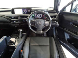 革巻きステアリングで快適な操作性の運転席です。
