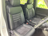 前席は身体を支える形状のシートに、ヘッドレストとアームレストを備えた構成です。運転席からの視界も広がり、日常の移動を落ち着いて過ごせる空間です。