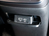 更にその下には充電用のUSB端子が2つあります 通常のUSB端子とTYPE-C端子の2種類になります