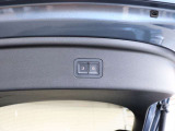 トランクにはパワーテールゲートのスイッチがあります ワンタッチで開閉可能なため、手に荷物を抱えているときでも安心です