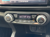 【 左右分離型フルオートエアコン 】運転席と助手席でそれぞれお好みの温度設定が可能で全席にも適切な空調をお届け致します!//