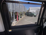 スライドドアにはロール式サンシェードが付いて夏の日差し対策もバッチリ!