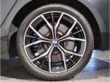 BMWの純正アロイホイールは軽量かつ強度にも優れているホイールで走行性能を引き上げる設計になっております。足元にもBMWは妥協がなくこだわっている個所になります。