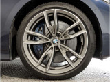 BMWの純正アロイホイールは軽量かつ強度にも優れているホイールで走行性能を引き上げる設計になっております。足元にもBMWは妥協がなくこだわっている個所になります。
