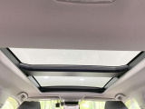 【大型サンルーフ】車内の解放感が一気に上がる大型のパノラマルーフ!季節を問わず開放的で快適なドライブをお楽しみいただけます。流通量も少なく希少価値の高い人気の装備です♪