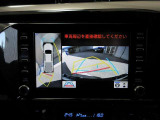 車庫入れや縦列駐車時の、後方視界をサポートするバックモニターを装備!距離の目安となるガイド線を表示します。