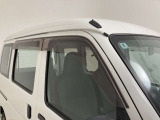 ドアバイザーも付いています。雨の日に少し窓を開けても、雨水が入りにくく、喫煙する方などにも強い味方です。