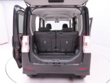 後ろのドアが大きく開くので、荷物が出し入れしやすく積み込みやすいです。大きめの荷物でも大丈夫♪