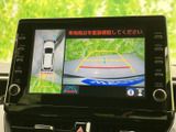 後方の映像に加えて車両周囲の表示も確認でき、駐車時の目安として活用できます。ガイド線が表示されるため位置を把握しやすく、周囲を直接確認しながら操作できる安心感があります。