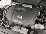 高効率直噴ガソリンエンジン「SKYACTIV-G 2.0」搭載車は、4-2-1排気システムを採用し、クルマとの一体感が味わえるリニアで気持ちのよいパワーフィールを得ることができます