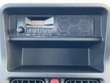 時計表示と並んだ操作ボタン、スピーカーを備えたオーディオまわり。必要な表示や操作部がまとまり、日々の移動中にも確認しやすい配置です。身近な使い勝手に配慮された、すっきりとした機器まわりです。