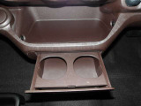 便利なカップホルダーを装備しています。 缶ジュースを開けて運転していると振動で倒れないかヒヤヒヤ、意外と置き場に困るもの。 意外に重要な装備ですね。