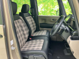 チェック柄のシート表皮が車内に個性を添え、黒い部分との組み合わせも印象的。前席は視界が開けており、運転席と助手席それぞれで落ち着いて過ごせます。
