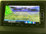 車両後方の様子を画面で確認でき、駐車時の周囲確認をサポートします。ガイド表示も備わり、後退時に距離感や進路を把握しやすいため、駐車に不慣れな方にも心強い装備です。