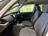 前席まわりは視界が広く、運転席と助手席それぞれに落ち着いて座れる空間です。シートや足元もすっきりまとまり、通勤やお出かけなど日常の移動に使いやすい印象です。