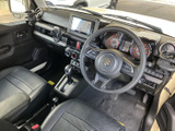 運転席からはメーターやセンターディスプレイを見渡せ、各種スイッチ類も手の届く範囲にまとまっています。前方の視界も確保され、運転時の確認がしやすい室内です。
