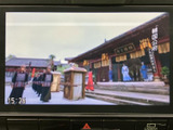 画面にテレビ番組が表示され、停車中の待ち時間などに映像を視聴できます。画面に時刻も表示されており、休憩時に時間を確認しながら過ごしたいときにも便利な装備です。