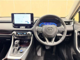 上質で落ち着いた印象のインパネ周りです。各操作スイッチ類も使いやすいよう配置されています。