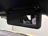 運転席、助手席共にサンバイザー&バニティミラー付いてます