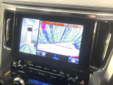 【パノラミックビューモニター】専用のカメラにより、上から見下ろしたような視点で360度クルマの周囲を確認することができます☆死角部分も確認しやすく、狭い場所での切り返しや駐車もスムーズに行えます。