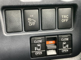 運転席まわりにスイッチ類がまとまり、表示の文字やマークを見ながら操作できます。電動ドアや走行補助に関するボタンも並び、日常の場面で必要な項目を選びやすい配置です。
