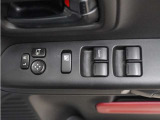 パワーウィンドウを装備しております。運転席側はオート機能付きで、スイッチを奥まで押す・引くことで、窓が自動で全開・全閉します。