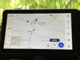 大きく見やすい画面に地図が表示され、現在地や周辺の道路を確認しやすい構成です。画面端には各種メニューがまとまり、日常の移動でも使いやすい配置です。