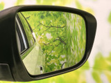 ミラーに映る範囲を確認しやすい位置に設けられ、車線変更や駐車時の周囲確認に役立ちます。後方の状況を把握する場面で、日常の運転をサポートします。