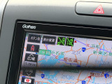 リアカメラの映像を活用し、後退駐車サポートや後方車両お知らせ機能など、さまざまな運転支援機能を持っています
