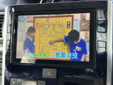 テレビ番組を画面で視聴できる装備です。停車中の休憩時間や待ち合わせの合間に映像を楽しめ、車内で過ごすひとときの過ごし方が広がります。視聴は停車時にお楽しみください。