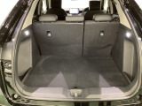 ラゲッジも広く使いやすいトランクは、開口部も広く荷物の積み下ろしもしやすいお車となっております。リアシートの背もたれは6:4の割合で分割して可倒できるので、長いお荷物などを載せることもできます。
