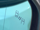 【ブラインドスポットモニター】走行中、ドアミラーの死角になりやすい箇所に後続車が接近するとサイドミラーのレンズに警告を表示!ドライバーに注意喚起をしてくれます。