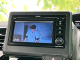 停車中にテレビ番組などを視聴でき、待ち時間も車内で過ごしやすい装備です。画面と本体の操作部がまとまり、映像の確認や操作もしやすい配置です。