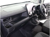 高いホールド性で運転姿勢が安定します。長距離ドライブでも疲れにくいのが魅力です。快適なドライビングライフをお送りください♪