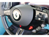 物理スイッチ装備により、運転中も目線を落とすことなく操作いただけます。
