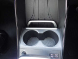 ドリンクホルダーが横並びになっており、運転席と助手席それぞれで飲み物を置けて便利です。