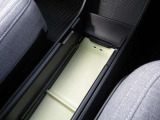 運転席と助手席の間にトレー式の物置がございます観音開き型の蓋がありインテリアカラーによって下のカラーがかわります