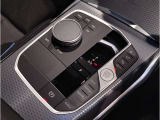 【ドライバーコックピット】人間工学に基づきドライバー中心にすべての操作パネルを設計。ドライバーが直感的に操作できる様にドライバー側にわずかに傾斜。常に運転に最適な姿勢/視線を保つ事が出来ます!