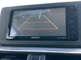 後方の映像とガイド線をモニターで確認でき、駐車時の位置合わせをサポートします。周囲の状況を画面で把握しやすく、狭い場所での駐車や切り返しにも役立つ便利な装備です。
