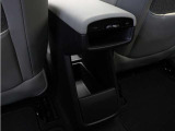 前席と後席にそれぞれ2個、計4個の充電用USB Type-Cポートが設置されています。モバイルデバイスの充電や給電にご利用ください。